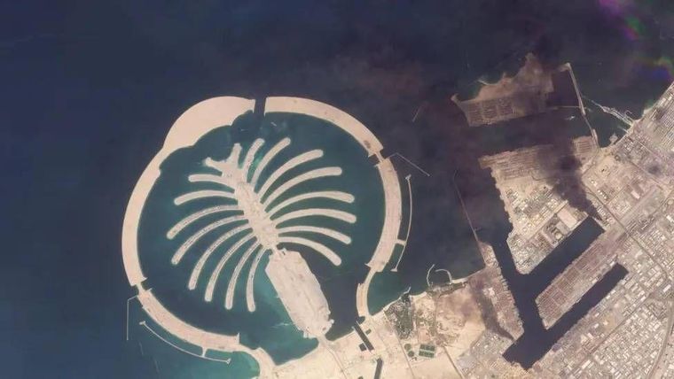 Daños en el puerto Jebel Ali de Dubái por la caída de los restos de un misil interceptado.