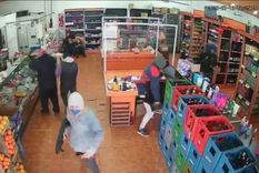 video: violento robo con ametralladoras en un supermercado chino