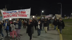 El lunes por la mañana, alrededor de 300 feriantes cortaron el Puente la Noria en reclamo por la reapertura del polo comercial ilegal.