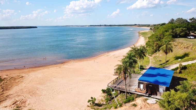 En Corrientes hay playas donde relajarse en vacaciones. Foto: Ituzaingó corrientes