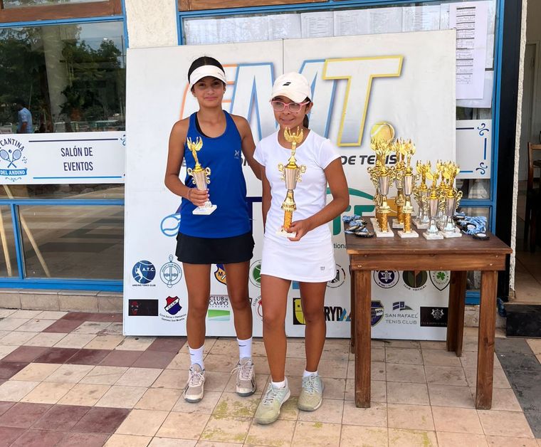 Rivales y compañeras. Juana y Aine muchas veces se disputan los torneos de su categoría, pero entre semana entrenan juntas y muchas veces compiten y ganan juntas en dobles. Rivales y compañeras. Juana y Aine muchas veces se disputan los torneos de su categoría, pero entre semana entrenan juntas y muchas veces compiten y ganan juntas en dobles.