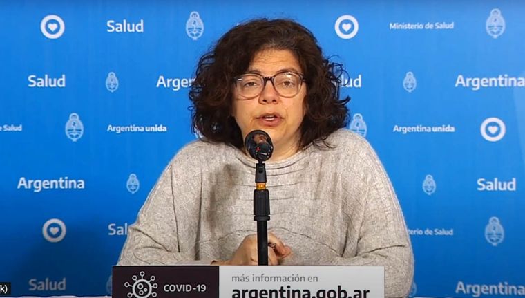 Carla Vizzotti calificó como actividad de riesgo a hablar fuerte, cantar o reírse