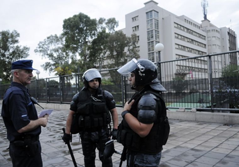 Preventores y policías se dejaron ver en el Central. Foto: Nacho Gaffuri / MDZ
