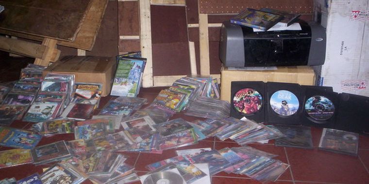 Los detenidos se encargaban de realizar copias truchas de películas para luego venderlas en la calle. Foto: Ministerio de Seguridad