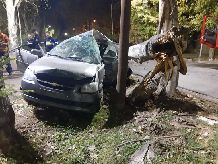 El vehículo luego del impacto. La víctima murió en el acto como consecuencia del accidente