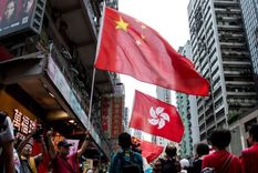 Manifestantes pro-China ondean las banderas de China y de Hong Kong durante un mitin progubernamental en esa isla. Foto: GETTY IMAGES