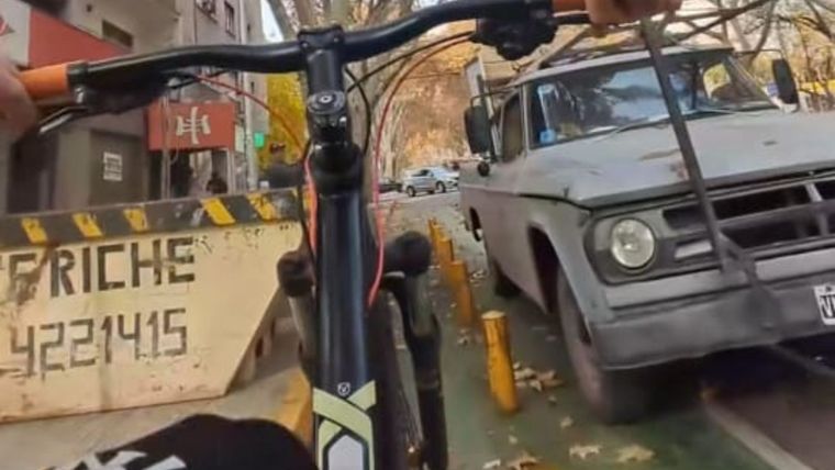 Más de 19.000 likes para un video que refleja el peligro diario de circular por la ciclovía más transitada de la Ciudad de Mendoza. Más de 19.000 likes para un video que refleja el peligro diario de circular por la ciclovía más transitada de la Ciudad de Mendoza.