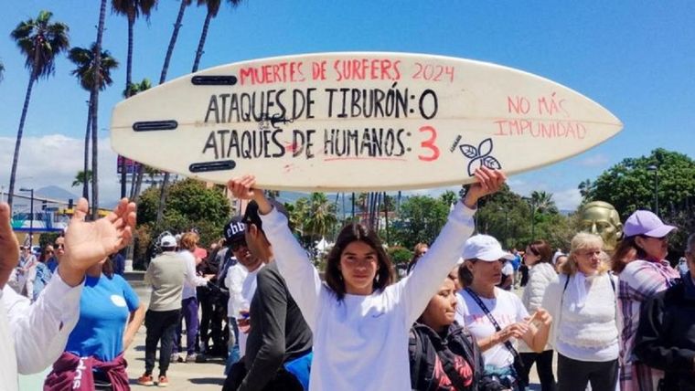 La comunidad surfista se juntó a protestar por el suceso en Ensenada. Foto: REUTERS