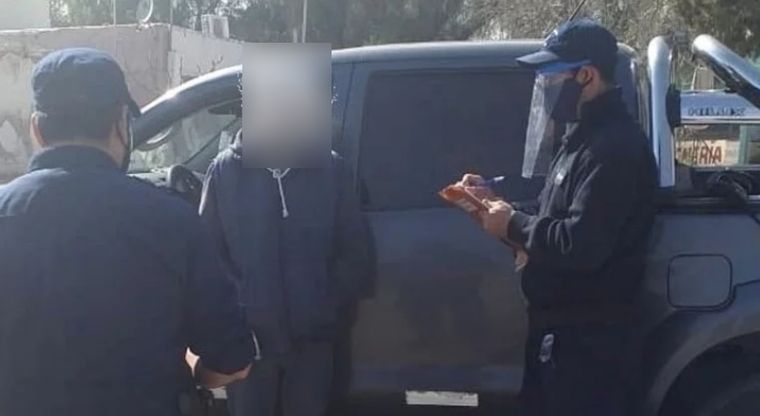 Detención El momento en que los agentes puntanos apresaron al infractor. Foto: Policía de San Luis.