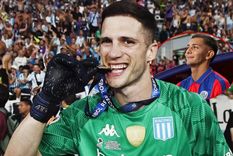Cambeses le dio un reto a Irala y le recordó que la semana pasada Racing festejó otro título internacional. Foto: @Racing Club / @San Lorenzo