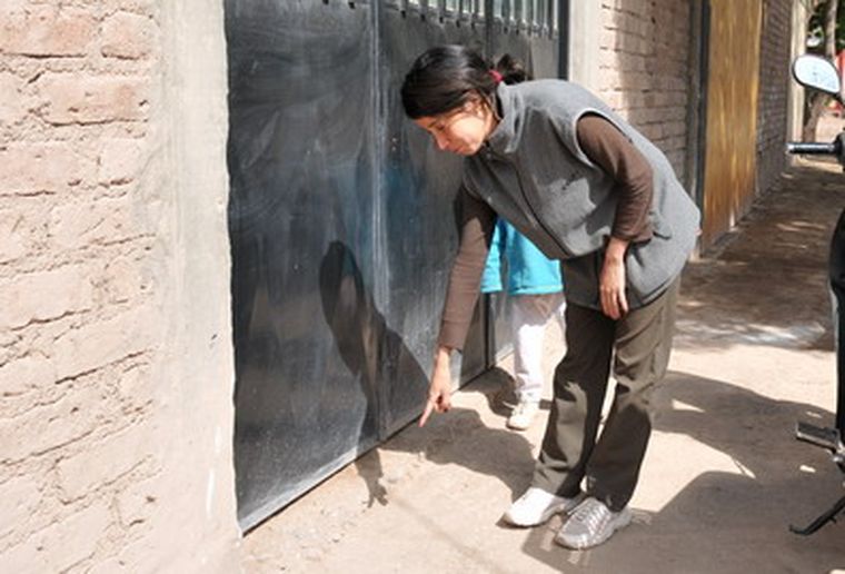 La mujer que encontró a la niña señala el lugar del hallazgo. Foto: Pachy Reynoso / MDZ