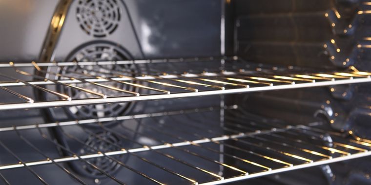 La limpieza regular prolonga la vida útil del horno eléctrico. Foto: Shutterstock La limpieza regular prolonga la vida útil del horno eléctrico. Foto: Shutterstock