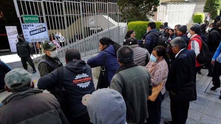 Las colas para conseguir dólares en el Banco Central se han convertido en imagen habitual. Foto: Jorge Bernal