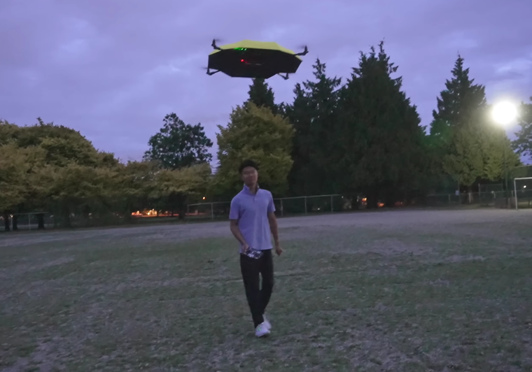 El diseño del paraguas manos libres busca que el usuario tenga total libertad de movimiento mientras camina. El diseño del paraguas manos libres busca que el usuario tenga total libertad de movimiento mientras camina.