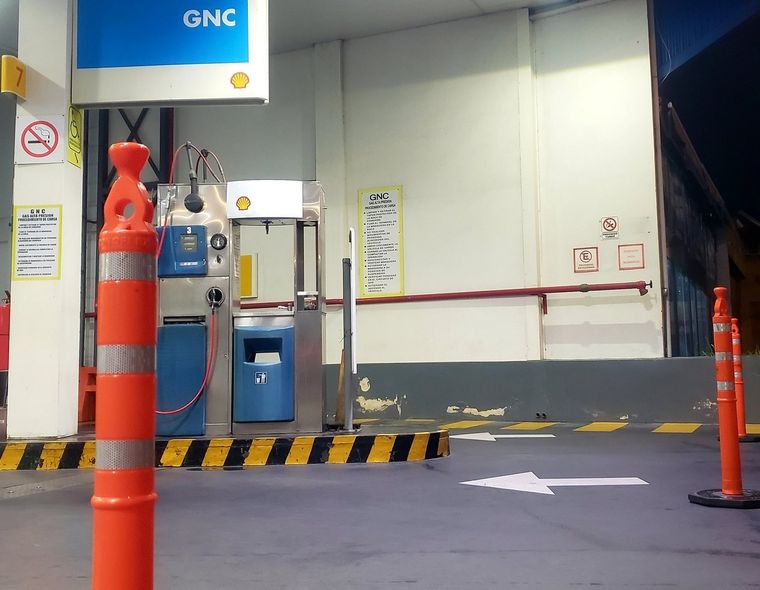 Sostienen que el corto del expendio de gas natural comprimido debería haber sido tomada por el Gobierno nacional mediante un DNU. Foto: X de @leoguevara80