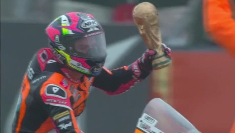 Alonso López con la Copa del Mundo.