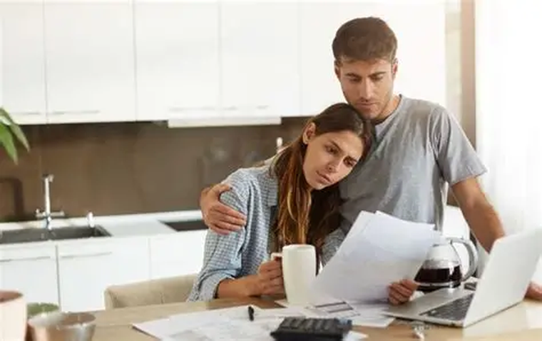 Las cifras son claras: un alarmante 91% de los hogares argentinos tiene algún tipo de deuda. Las cifras son claras: un alarmante 91% de los hogares argentinos tiene algún tipo de deuda.