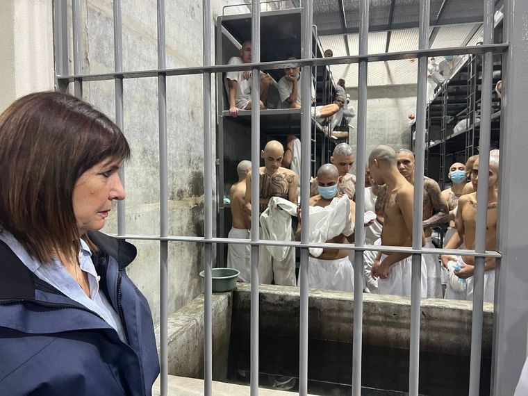 Los presos frente a la funcionaria argentina, en medio de la recorrida Foto: Ministerio de Seguridad