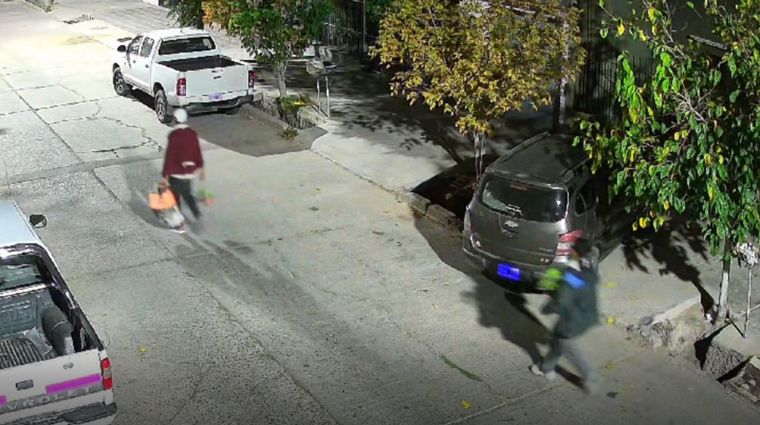 Los sujetos fueron captados por cámaras de seguridad tras el robo en Maipú.&nbsp;