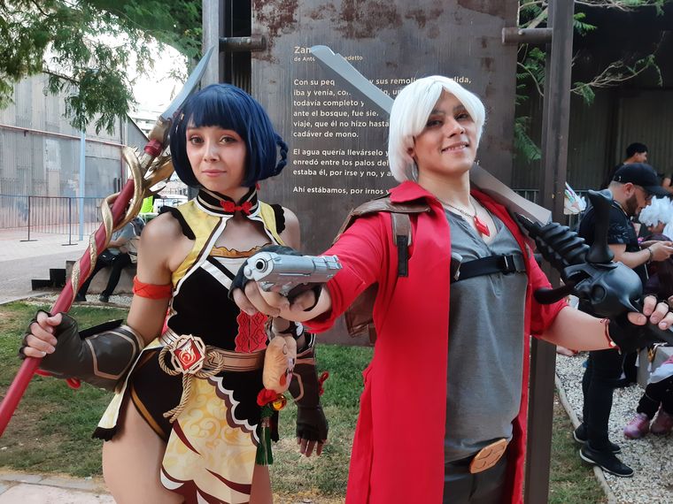 Xiangling de Genshin Impact junto a Dante de Devil May Cry. Xiangling de Genshin Impact junto a Dante de Devil May Cry.