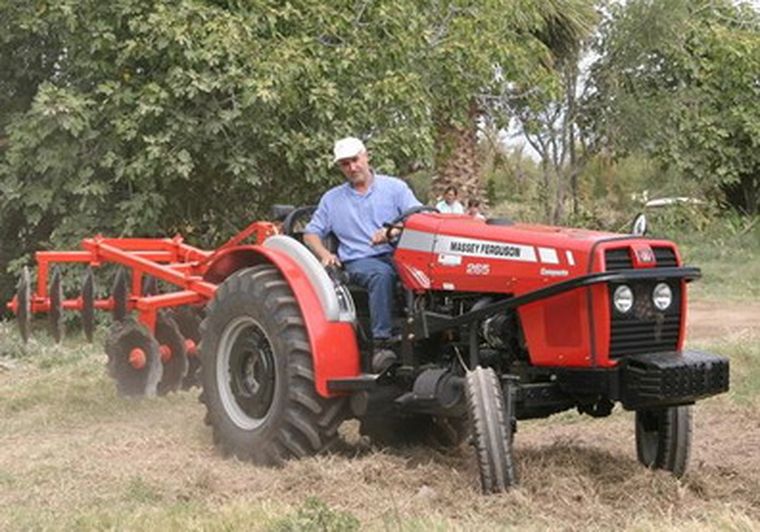 Uno de los productores asociados en su maquinaria de trabajo Foto: Gentileza Municipalidad de Lavalle