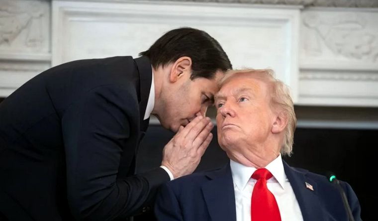 En la Casa Rosada aseguran que Javier Milei apoya las incursiones militares de Donald Trump en Venezuela. En la Casa Rosada aseguran que Javier Milei apoya las incursiones militares de Donald Trump en Venezuela.