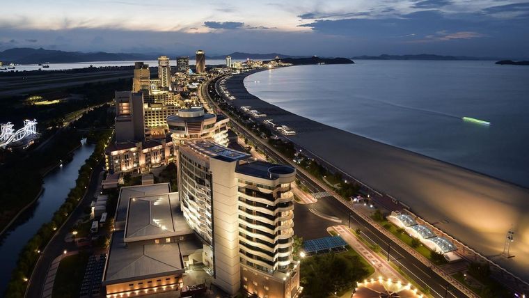 Se han construido decenas de edificios de gran altura a lo largo del paseo marítimo.