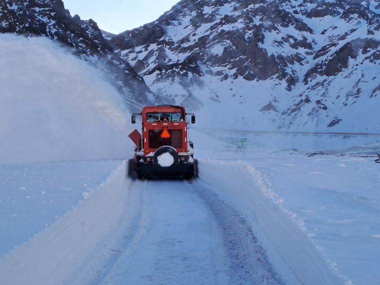 Las máquinas trabajan del lado chileno Foto: Gendarmería Nacional