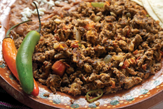 En muchas familias, la receta de machaca con huevo se transmite de generación en generación con variaciones muy personales.