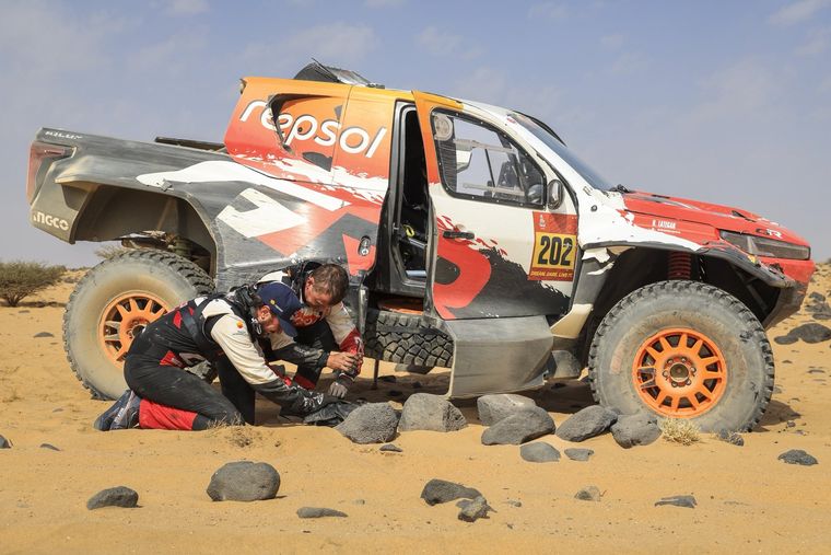 Henk Lategan pasó de ser segundo en la general a quedar completamente fuera de la pelea en el Rally Dakar. Henk Lategan pasó de ser segundo en la general a quedar completamente fuera de la pelea en el Rally Dakar.