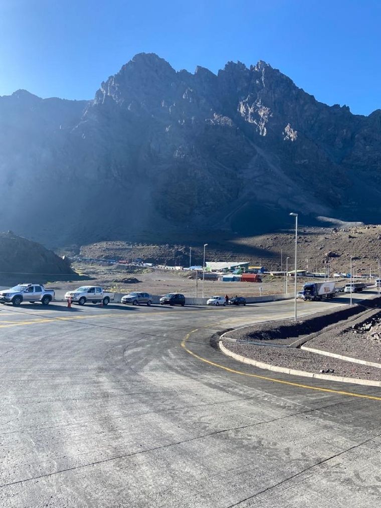 Interminable fila de autos para cruzar a Chile