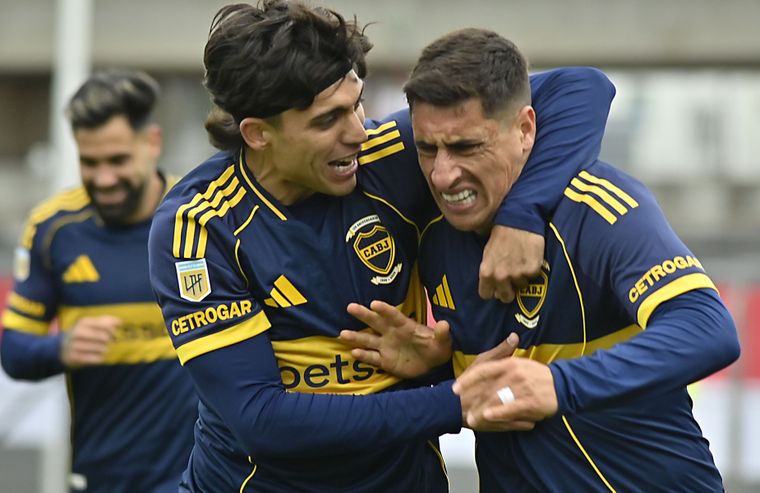 Exequiel Zeballos, que le cambió la cara al ataque de Boca, festeja el gol con Merentiel tras darle una asistencia magnífica.