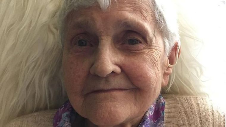 Las personas con demencia a menudo olvidan cómo ir al baño una vez que se les obliga a usar toallas higiénicas, pero la falta de personal hace que los hospitales acudan a esta práctica con demasiada frecuencia.