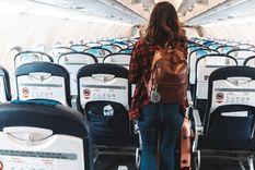 La próxima vez que viajes en avión pensarás dos veces si cambiar de asiento. Foto: Getty Images.