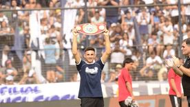 Ayrton Giménez, campeón del título Latino de la OMB en la categoría superpluma, con su cinturón y una remera de Gimnasia. Ayrton Giménez, campeón del título Latino de la OMB en la categoría superpluma, con su cinturón y una remera de Gimnasia.