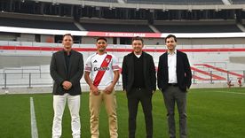 Maximiliano Salas posando junto a Gallardo, Brito y Di Carlo en su presentación en River. Maximiliano Salas posando junto a Gallardo, Brito y Di Carlo en su presentación en River.