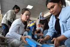 Voluntarios recogiendo ayuda para los evacuados en Kirguistán. Foto: GETTY IMAGES