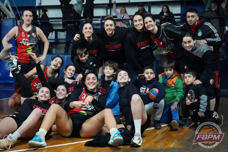 Atenas derrotó a San José y habrá tercer partido en la final de la Superliga de básquet. Atenas derrotó a San José y habrá tercer partido en la final de la Superliga de básquet.