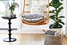 Las sillas colgantes, objetos de deco y relax. Foto: Pinterest.