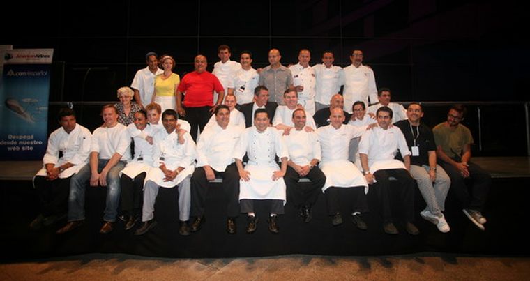 El grupo de chefs de la segunda edición del Masters of Food & Wines posando para los medios de comunicación. Foto: Gentileza Marcelo Álvarez