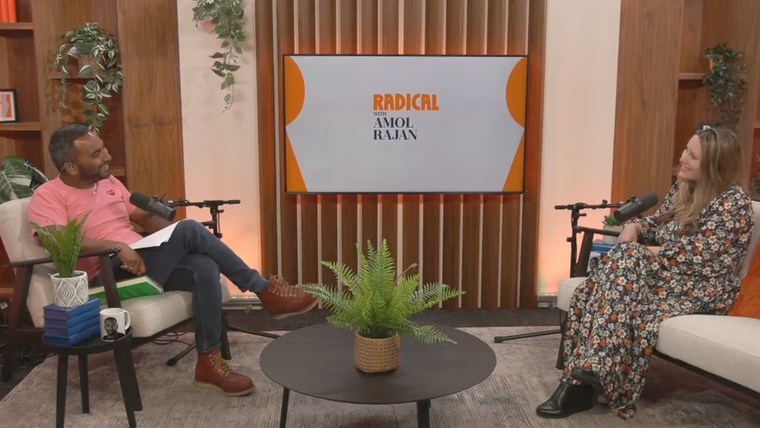 Amol Rajan entrevistando a Laura Bates para el primer episodio del podcast Radical de la BBC.