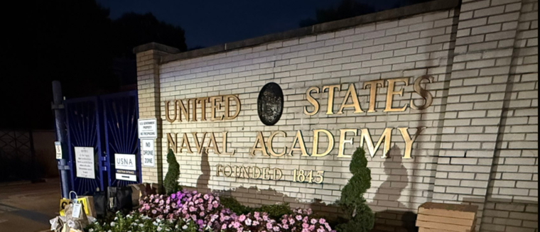 El tiroteo ocurrió en la Academia Naval de Estados Unidos, donde el hombre ingresó vestido de policía militar.