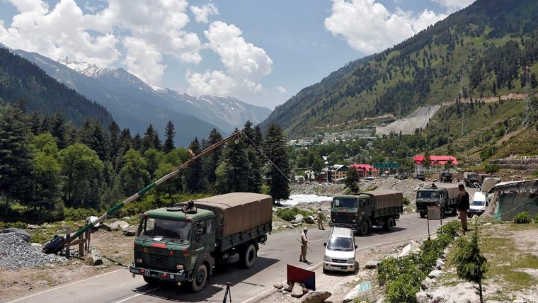 Camiones del Ejército de la India se dirigen a la región de Ladakh, el 17 de junio de 2020.
