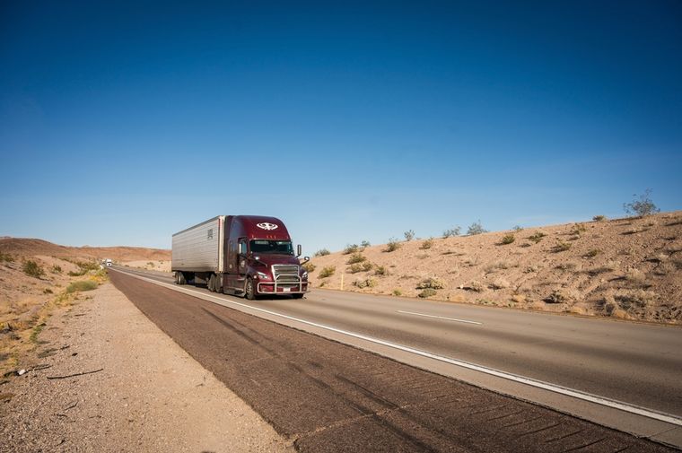 No tiene curvas y está rodeada de arena. No tiene curvas y está rodeada de arena. 