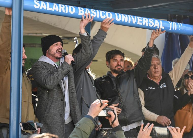Juan Grabois a Central de Trabajadores de la Argentina Autónoma (CTAA), la Unión de Trabajadores de la Economía Popular (UTEP) y otras organizaciones sociales se movilizan hoy en Puente Pueyrredón, en Avellaneda y otras ciudades del país en reclamo de un salario básico universal. Foto: Telam