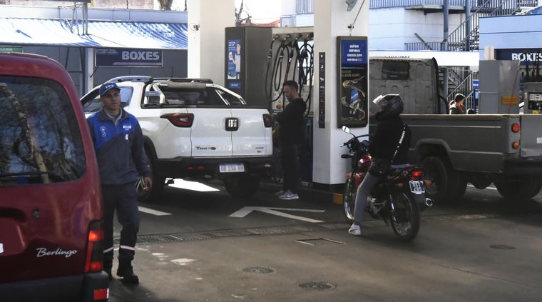 Los precios de la nafta varía según la provincia Foto: Rodrigo DAngelo / MDZ