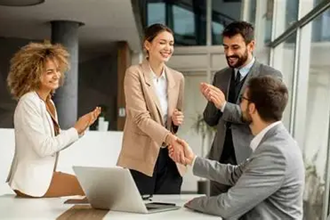 En el mundo del branding y la comunicación empresarial, nos enseñaron -casi a fuego- que la marca debe ser un faro de certeza absoluta. En el mundo del branding y la comunicación empresarial, nos enseñaron -casi a fuego- que la marca debe ser un faro de certeza absoluta.