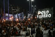 Los piqueteros protagonizaron el miércoles la Marcha de las Antorchas y hoy se movilizan hacia el Ministerio de Desarrollo. Foto: Twitter @guillekane