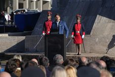 El gobernador Maximiliano Pullaro encabezó el acto por el Día de la Bandera, donde lanzó críticas contra el Gobierno de Javier Milei.