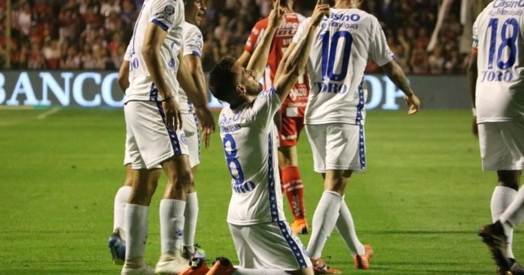 González debutó en primera el 11 de abril de 2015, en un empate 2 a 2 ante Vélez.